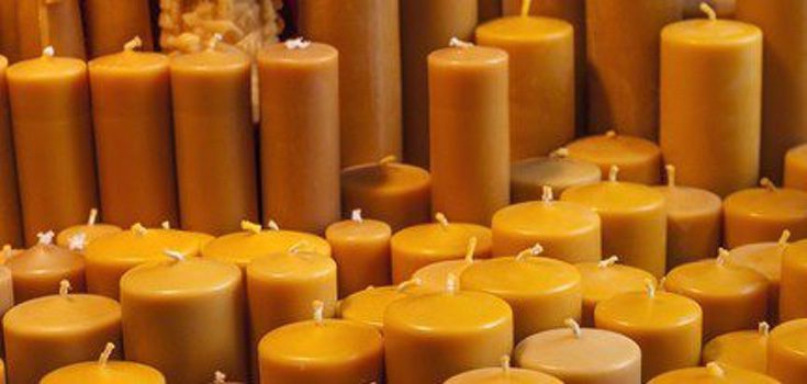 Las velas que se deben usar en el ritual del dinero siempre tienen que ser de color amarillo o dorado 